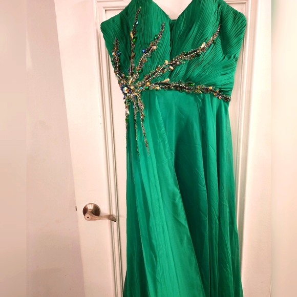 Dave and Johnny emerald grogeous evening dress - Picture 2 of 7